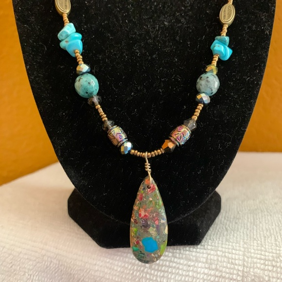 Beautiful stone and bead necklace - Picture 2 of 5